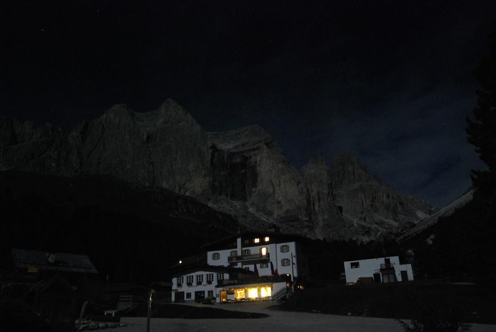 فندق بوتسا دي فاسّافي  Rifugio Gardeccia Hutte المظهر الخارجي الصورة